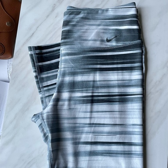 🏋️♀️🍑 Nike Legend 2.0 Grey Swift Tight Capris - Picture 4 of 5